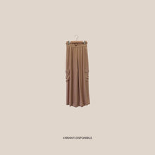 Carica l'immagine nel visualizzatore di Gallery, Tensione in pantalone tasconato satin elastico vita 100% viscosa Art G433P22R
