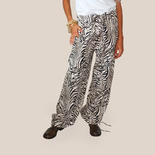 Carica l'immagine nel visualizzatore di Gallery, Haveone pantalone zebrato balloon coulisse fondo Art PMA-R264
