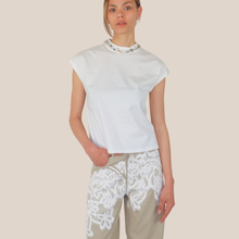 Carica l'immagine nel visualizzatore di Gallery, Philia Loft t-shirt over colletto applicazione strass 100% cotone Art V02V0308
