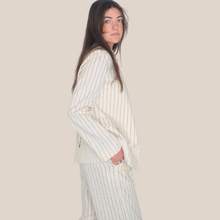 Carica l'immagine nel visualizzatore di Gallery, Philia Loft blazer gessato fondo pizzo 90% cotone Art V02A1010 ( pantalone Art V02A1011 )
