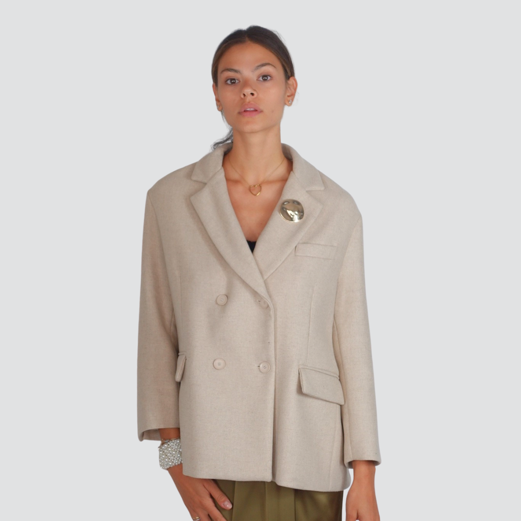 Tensione in giacca over foderata spacchi laterali e spilla 60% lana Art W25J004