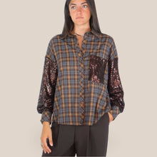 Carica l'immagine nel visualizzatore di Gallery, Vicolo camicia over quadri maniche e taschino paillettes 68% lyocell 15% lino Art TAC0584
