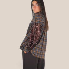 Carica l'immagine nel visualizzatore di Gallery, Vicolo camicia over quadri maniche e taschino paillettes 68% lyocell 15% lino Art TAC0584

