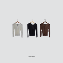 Carica l'immagine nel visualizzatore di Gallery, Haveone maglia scollo V con pizzo 81% viscosa 5% cashmere Art MMA-P217
