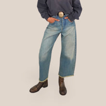 Carica l'immagine nel visualizzatore di Gallery, Tensione in jeans con cintura fondo sfrangiato 100% cotone Art W26P213
