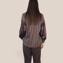 Carica l'immagine nel visualizzatore di Gallery, Vicolo camicia over quadri maniche e taschino paillettes 68% lyocell 15% lino Art TAC0584
