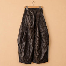 Carica l'immagine nel visualizzatore di Gallery, Tensione in Pantalone tasconato eco-pelle Art GH656
