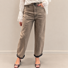 Carica l'immagine nel visualizzatore di Gallery, Philia Loft jeans effetto sabbiato carrot 98% cotone Art D01E0146
