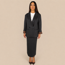 Carica l'immagine nel visualizzatore di Gallery, Tensione in Blazer gessato con collone in eco-pelliccia removibile Art FW260029
