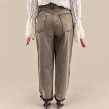 Carica l'immagine nel visualizzatore di Gallery, Philia Loft jeans effetto sabbiato carrot 98% cotone Art D01E0146
