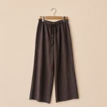 Carica l'immagine nel visualizzatore di Gallery, Tensione in pantalone palazzo fondo sfrangiato elastico vita 100% lino Art S26PL22
