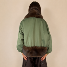 Carica l'immagine nel visualizzatore di Gallery, Tensione in Bomber Pelliccia Verde Militare Art FW260002
