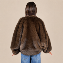 Carica l'immagine nel visualizzatore di Gallery, Tensione in Bomber eco-pelliccia moro Art FW260001
