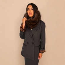 Carica l'immagine nel visualizzatore di Gallery, Tensione in Blazer gessato con collone in eco-pelliccia removibile Art FW260029
