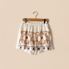 Carica l'immagine nel visualizzatore di Gallery, Tensione in shorts con ricamo elastico vita 100% lino Art PE260398
