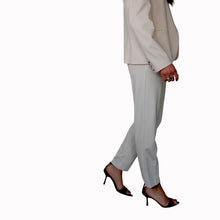 Carica l'immagine nel visualizzatore di Gallery, Tensione in pantalone sigaretta punto milano elastico retro 62% viscosa Art 26P4441 ( blazer Art 26B4442 )

