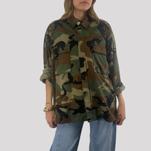 Carica l'immagine nel visualizzatore di Gallery, Philia Loft camicia camouflage over con patch 100% Art R02L0302
