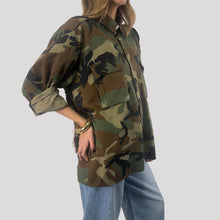 Carica l'immagine nel visualizzatore di Gallery, Philia Loft camicia camouflage over con patch 100% Art R02L0302
