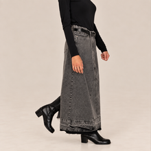 Carica l'immagine nel visualizzatore di Gallery, Tensione in gonna denim midi spacco retro con cintura 100% cotone Art W25G494
