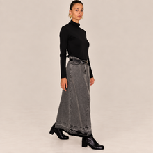 Carica l'immagine nel visualizzatore di Gallery, Tensione in gonna denim midi spacco retro con cintura 100% cotone Art W25G494
