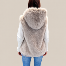 Carica l'immagine nel visualizzatore di Gallery, Tensione in eco-pelliccia perla  con cappuccio foderata Art CW628
