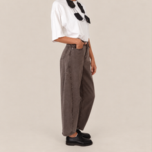 Carica l'immagine nel visualizzatore di Gallery, Philia Loft jeans cioccolato balloon 100% cotone Art G03V0031
