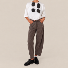 Carica l'immagine nel visualizzatore di Gallery, Philia Loft jeans cioccolato balloon 100% cotone Art G03V0031
