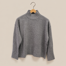 Carica l'immagine nel visualizzatore di Gallery, Tensione in maglia over collo alto 100% lana Art WL7013AI26
