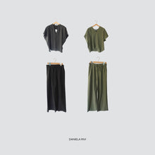 Carica l&#39;immagine nel visualizzatore di Gallery, Haveone completo blusa scollo v pantalone gamba ampia elastico vita 84% modal Art HFW-N013
