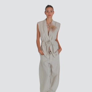 Tensione in blazer smanicato con cinturina e spilla fiore 100% lino Art S25JE44