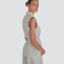 Carica l&#39;immagine nel visualizzatore di Gallery, Tensione in blazer smanicato con cinturina e spilla fiore 100% lino Art S25JE44
