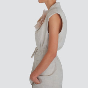 Tensione in blazer smanicato con cinturina e spilla fiore 100% lino Art S25JE44