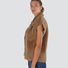 Carica l&#39;immagine nel visualizzatore di Gallery, Tensione in giacca gilet ecopelliccia smanicata con tasche Art 225102
