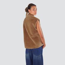 Carica l&#39;immagine nel visualizzatore di Gallery, Tensione in giacca gilet ecopelliccia smanicata con tasche Art 225102
