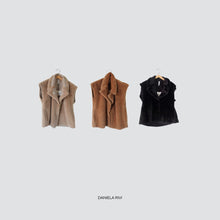 Carica l&#39;immagine nel visualizzatore di Gallery, Tensione in giacca gilet ecopelliccia smanicata con tasche Art 225102
