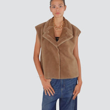 Carica l&#39;immagine nel visualizzatore di Gallery, Tensione in giacca gilet ecopelliccia smanicata con tasche Art 225102
