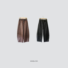 Carica l&#39;immagine nel visualizzatore di Gallery, Vicolo pantalone ecopelle balloon con cintura Art TF0709
