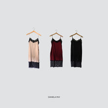 Carica l&#39;immagine nel visualizzatore di Gallery, Vicolo abito satin con pizzo TF0847
