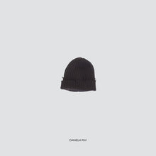 Carica l'immagine nel visualizzatore di Gallery, Vicolo berretto con rotture 40% viscosa 25% lana 5% cashmere Art 55185F

