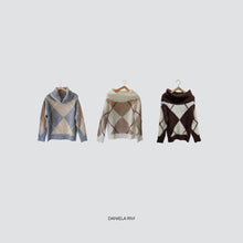 Carica l'immagine nel visualizzatore di Gallery, Tensione in maglia rombi scollo shiffer lana mohair Art 25A1075
