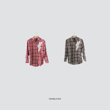 Carica l'immagine nel visualizzatore di Gallery, Haveone camicia over applicazione strass 65% cotone spacchi laterali Art CVI-P156
