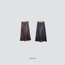 Carica l'immagine nel visualizzatore di Gallery, Vicolo pantalone ecopelle gamba ampia con cintura Art TF1979
