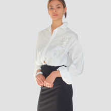 Carica l'immagine nel visualizzatore di Gallery, Tensione in camicia over con applicazione 100% cotone Art W25CC51
