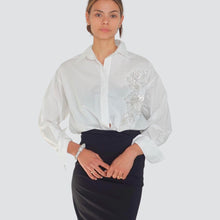 Carica l'immagine nel visualizzatore di Gallery, Tensione in camicia over con applicazione 100% cotone Art W25CC51
