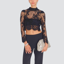 Carica l'immagine nel visualizzatore di Gallery, Tensione in blusa pizzo collo cratere Art W25TC48
