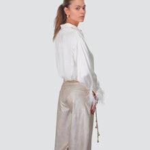 Carica l'immagine nel visualizzatore di Gallery, Tensione in camicia over satin con piume 100% viscosa Art W25CC31
