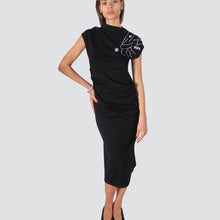 Carica l'immagine nel visualizzatore di Gallery, Tensione in abito con strass con arriccio 65% viscosa Art 32503
