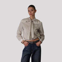 Carica l'immagine nel visualizzatore di Gallery, Philia Loft camicia rigata con fiocco inserto pizzo elastico fondo 71% cotone Art V02A0339
