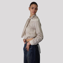 Carica l'immagine nel visualizzatore di Gallery, Philia Loft camicia rigata con fiocco inserto pizzo elastico fondo 71% cotone Art V02A0339
