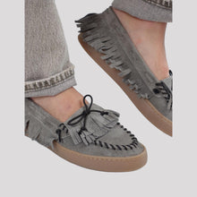 Carica l'immagine nel visualizzatore di Gallery, Divine Follie mocassino MUD dakota con frangia camoscio Aty PANT/03
